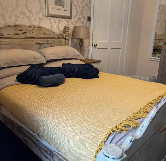 Harbour View Ground Floor Flat With Private Parking, Only 5 Mins Walk To Harbour