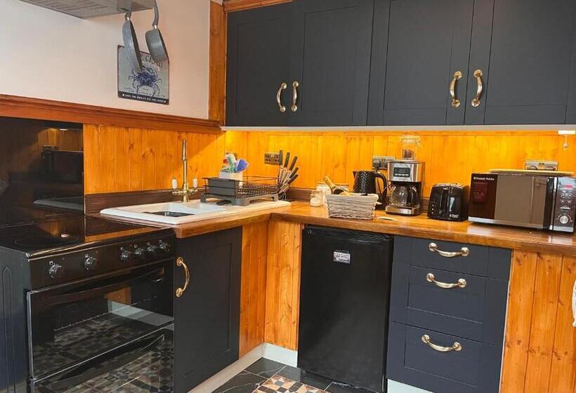 Harbour View Ground Floor Flat With Private Parking, Only 5 Mins Walk To Harbour