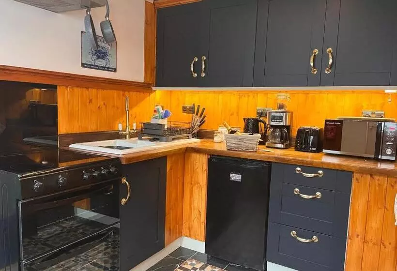 Harbour View Ground Floor Flat With Private Parking, Only 5 Mins Walk To Harbour