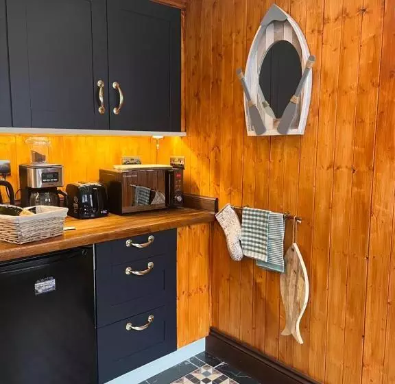 Harbour View Ground Floor Flat With Private Parking, Only 5 Mins Walk To Harbour