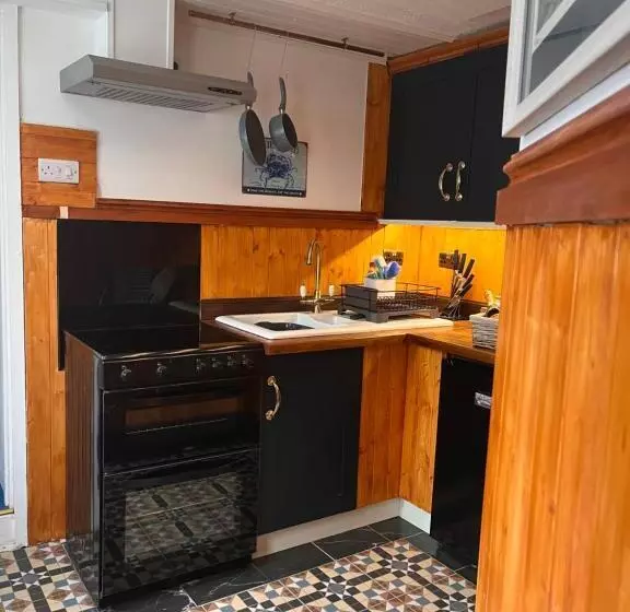 Harbour View Ground Floor Flat With Private Parking, Only 5 Mins Walk To Harbour