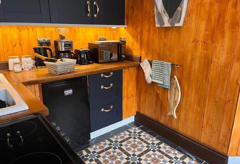 Harbour View Ground Floor Flat With Private Parking, Only 5 Mins Walk To Harbour