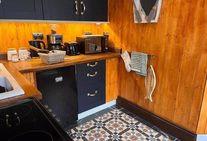 Harbour View Ground Floor Flat With Private Parking, Only 5 Mins Walk To Harbour