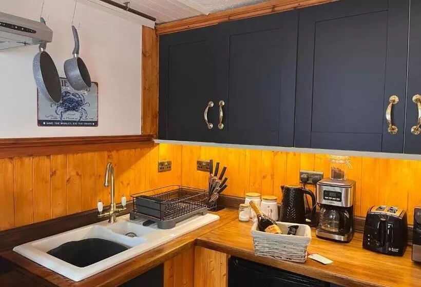 Harbour View Ground Floor Flat With Private Parking, Only 5 Mins Walk To Harbour