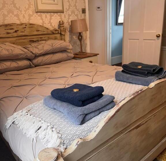 Harbour View Ground Floor Flat With Private Parking, Only 5 Mins Walk To Harbour