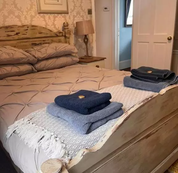 Harbour View Ground Floor Flat With Private Parking, Only 5 Mins Walk To Harbour