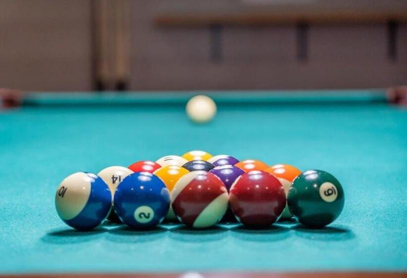 The Sleeping Moose I Fireplace I Pool Table I Tv