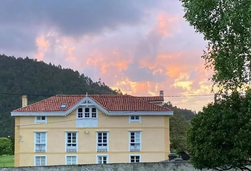 La Cochera De Somao, Casona De Tipología Indiana