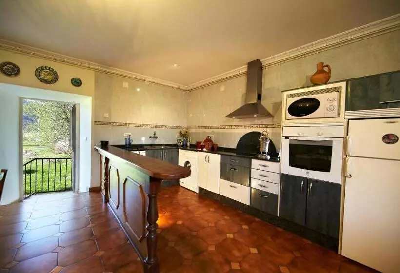 La Cochera De Somao, Casona De Tipología Indiana