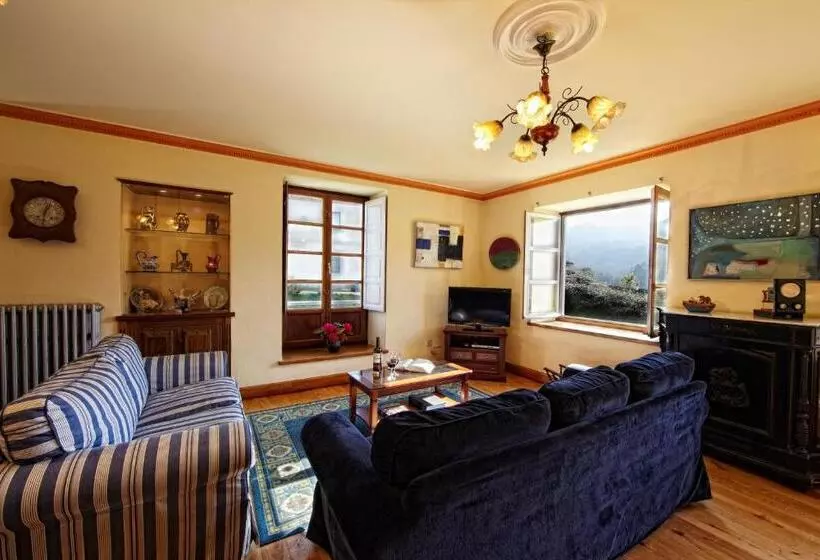 La Cochera De Somao, Casona De Tipología Indiana