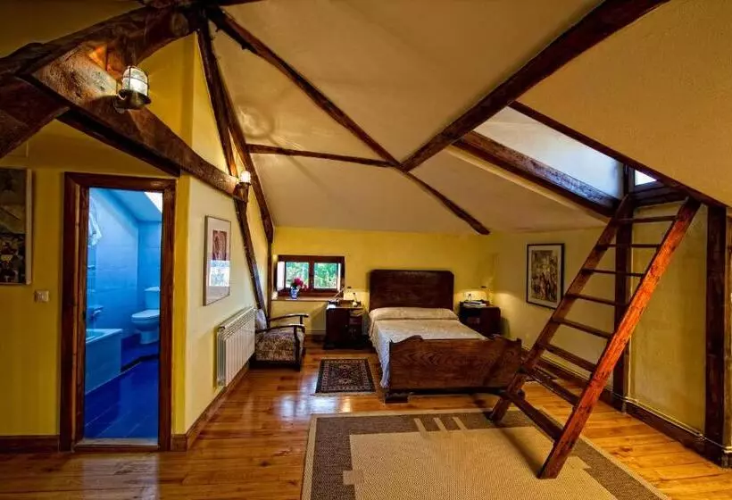 La Cochera De Somao, Casona De Tipología Indiana