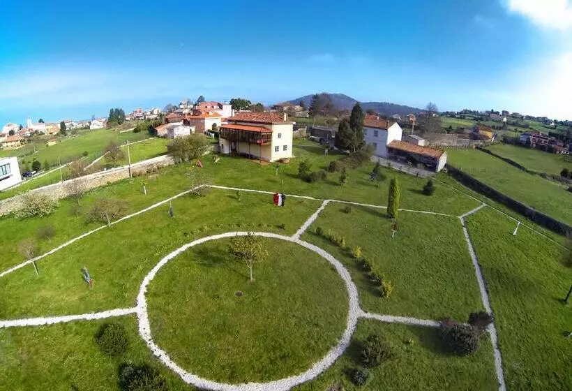La Cochera De Somao, Casona De Tipología Indiana
