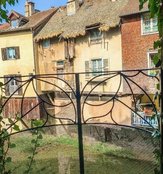 Aamiaismajoitus (B&B) Les Volets Rouges