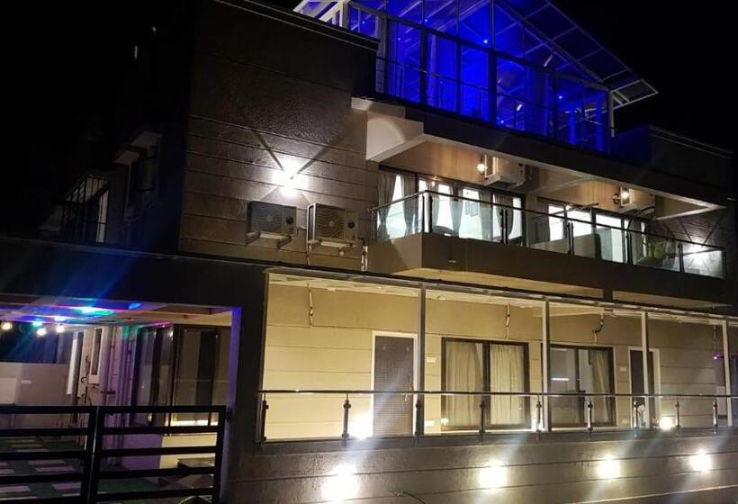 The Retreat Glasshouse Bungalow