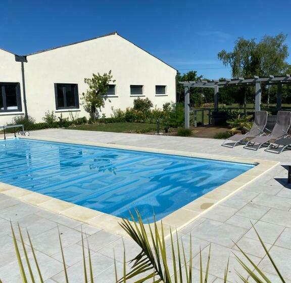 Beautiful 1 Bed With Pool View