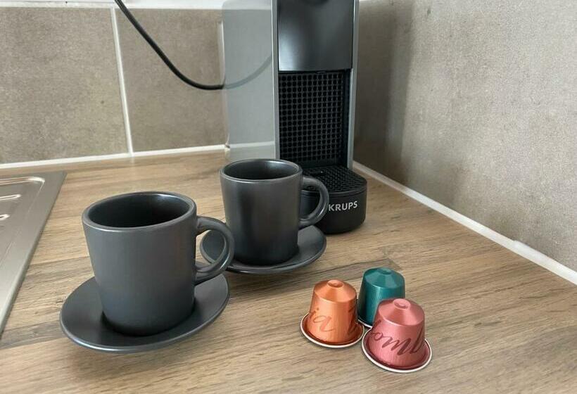 Beautiful 1 Bed With Pool View