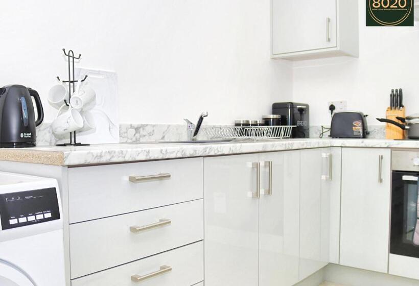 Lancing Apartments   Spacious 2 Bed   Sleeps 6   Burnham Village