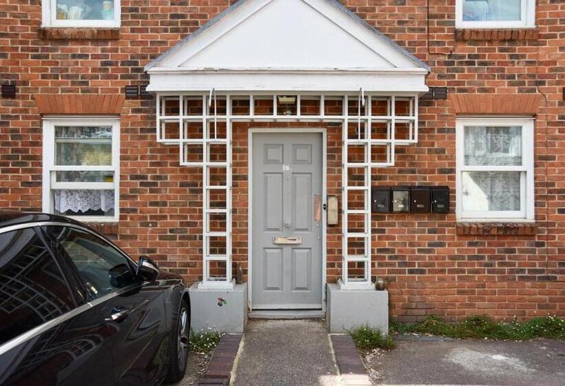 Lancing Apartments   Spacious 2 Bed   Sleeps 6   Burnham Village