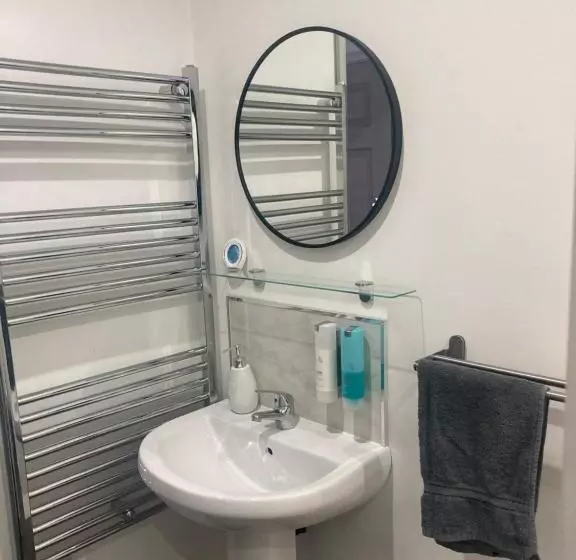 Lancing Apartments   Spacious 2 Bed   Sleeps 6   Burnham Village