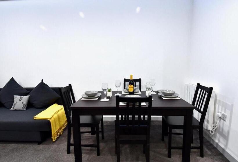 Lancing Apartments   Spacious 2 Bed   Sleeps 6   Burnham Village