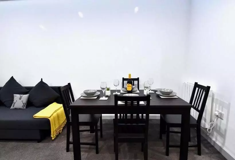 Lancing Apartments   Spacious 2 Bed   Sleeps 6   Burnham Village