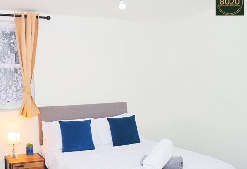 Lancing Apartments   Spacious 2 Bed   Sleeps 6   Burnham Village