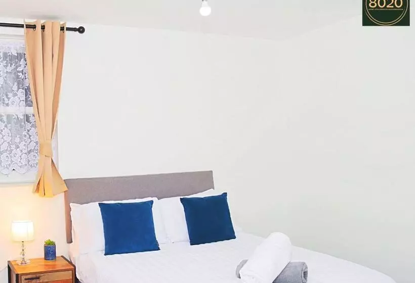 Lancing Apartments   Spacious 2 Bed   Sleeps 6   Burnham Village