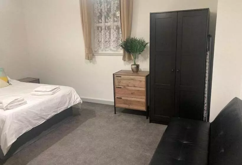 Lancing Apartments   Spacious 2 Bed   Sleeps 6   Burnham Village