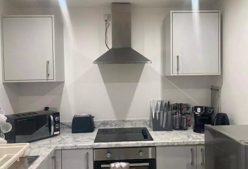 Lancing Apartments   Spacious 2 Bed   Sleeps 6   Burnham Village