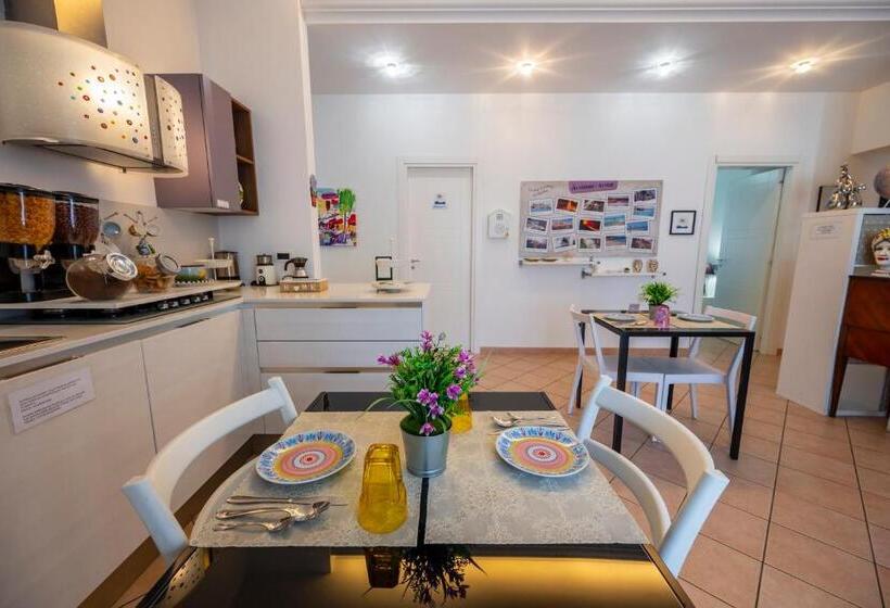 تختخواب و صبحانه Melody Room