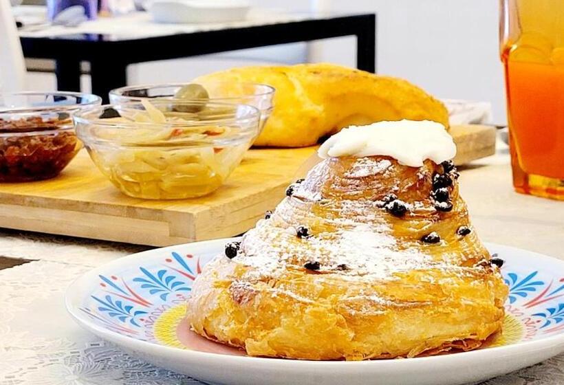 تختخواب و صبحانه Melody Room