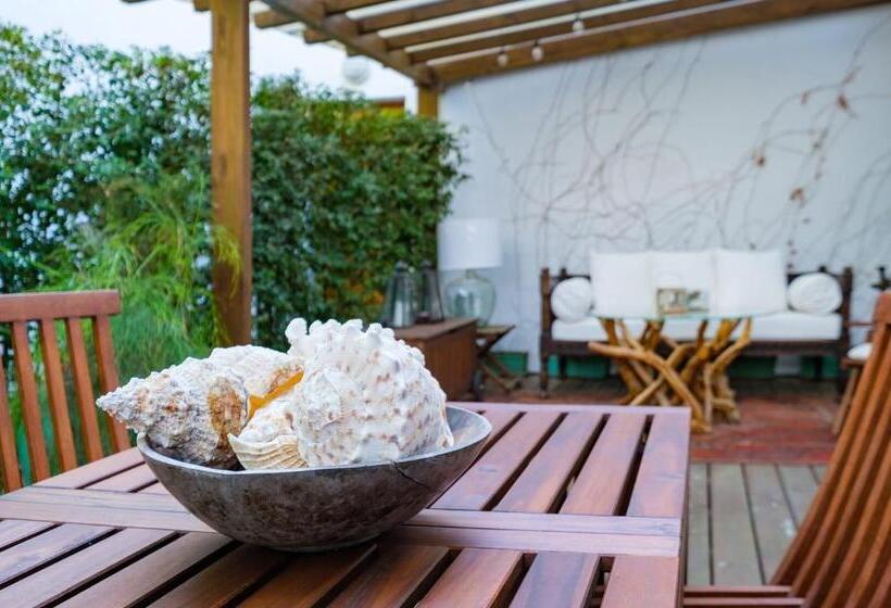 Cascais Central Apartment With Garden And Deck