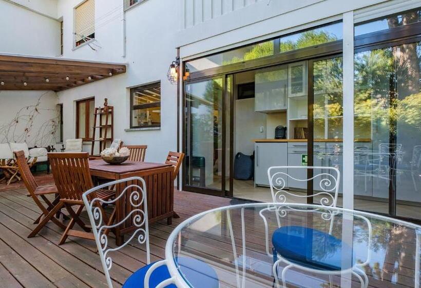 Cascais Central Apartment With Garden And Deck