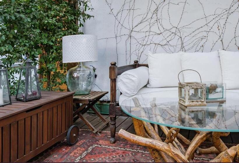 Cascais Central Apartment With Garden And Deck