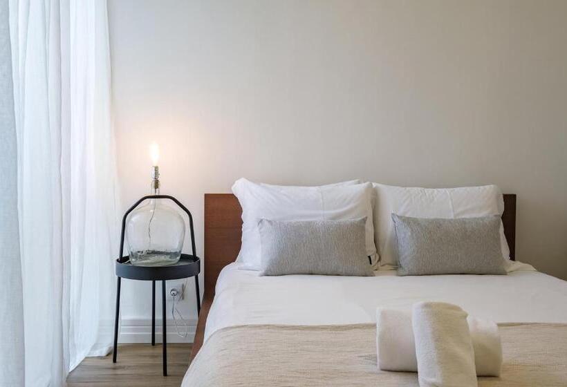 Cascais Central Apartment With Garden And Deck