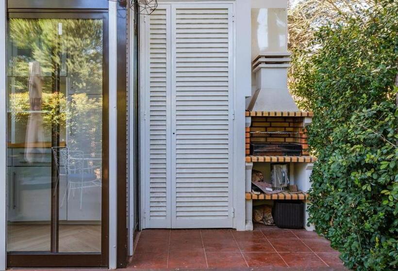 Cascais Central Apartment With Garden And Deck