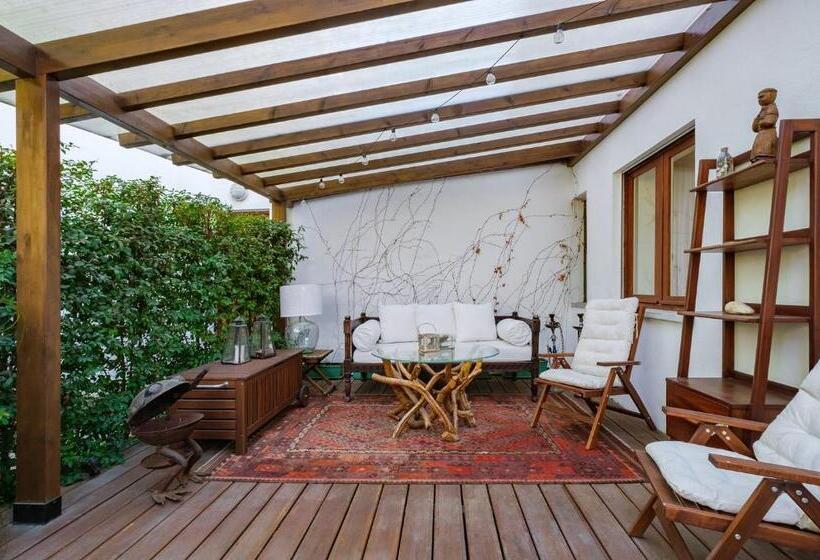 Cascais Central Apartment With Garden And Deck