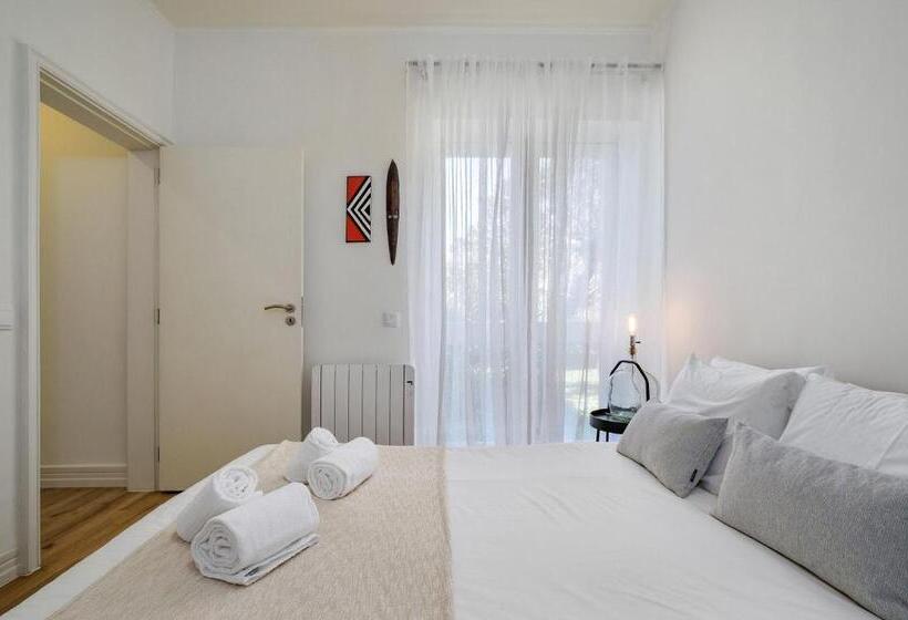 Cascais Central Apartment With Garden And Deck