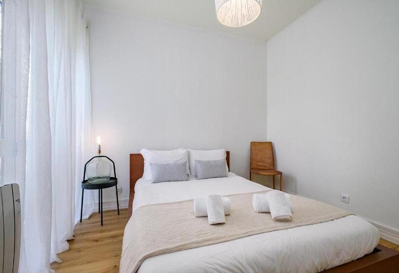 Cascais Central Apartment With Garden And Deck