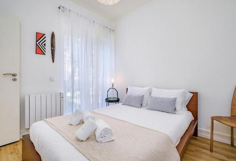 Cascais Central Apartment With Garden And Deck