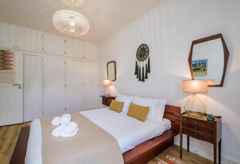 Cascais Central Apartment With Garden And Deck