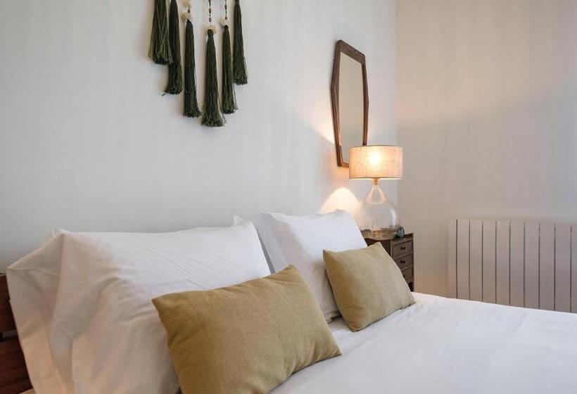 Cascais Central Apartment With Garden And Deck