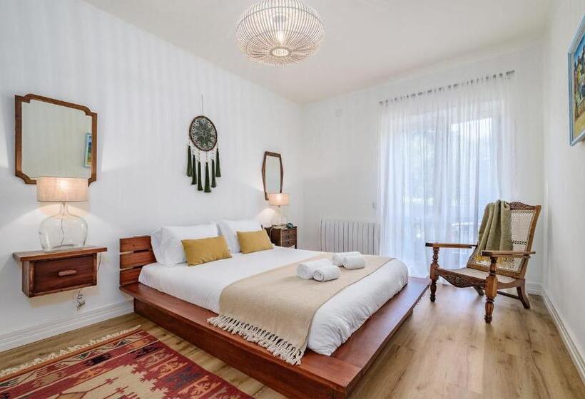 Cascais Central Apartment With Garden And Deck