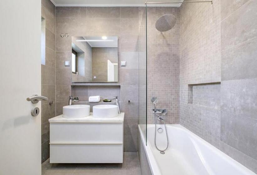 Cascais Central Apartment With Garden And Deck