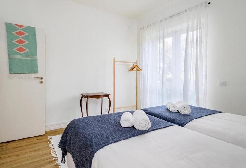 Cascais Central Apartment With Garden And Deck