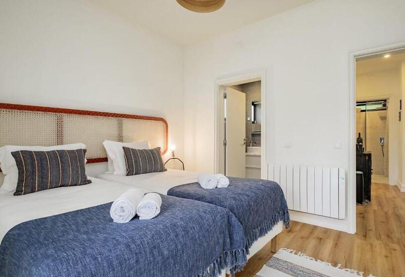 Cascais Central Apartment With Garden And Deck