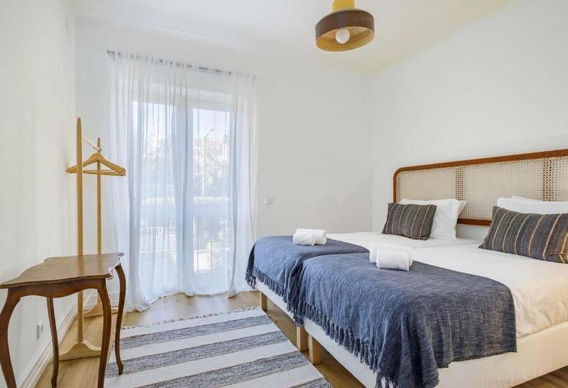 Cascais Central Apartment With Garden And Deck