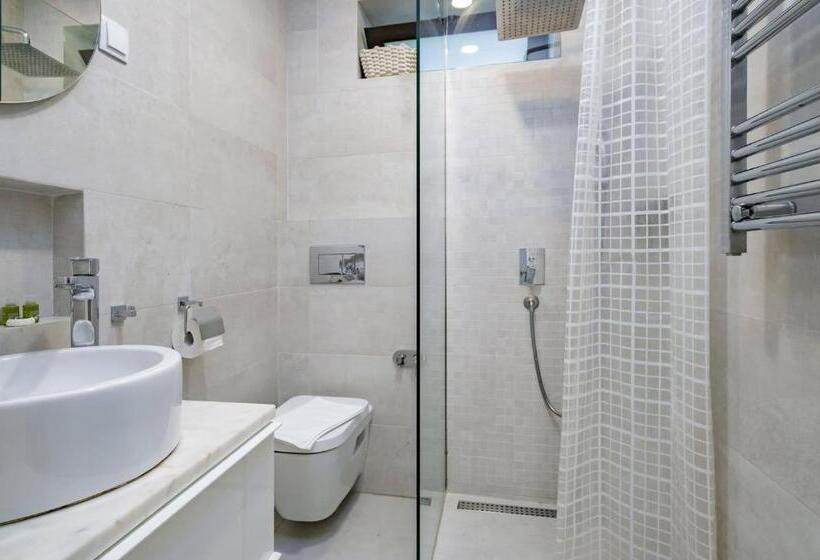 Cascais Central Apartment With Garden And Deck