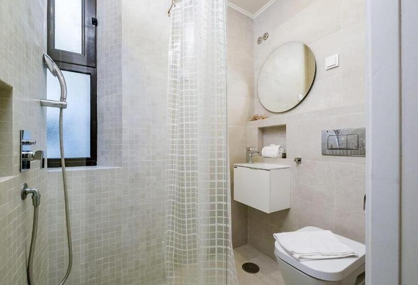 Cascais Central Apartment With Garden And Deck