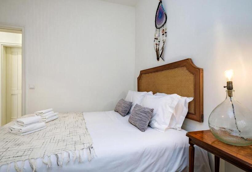 Cascais Central Apartment With Garden And Deck